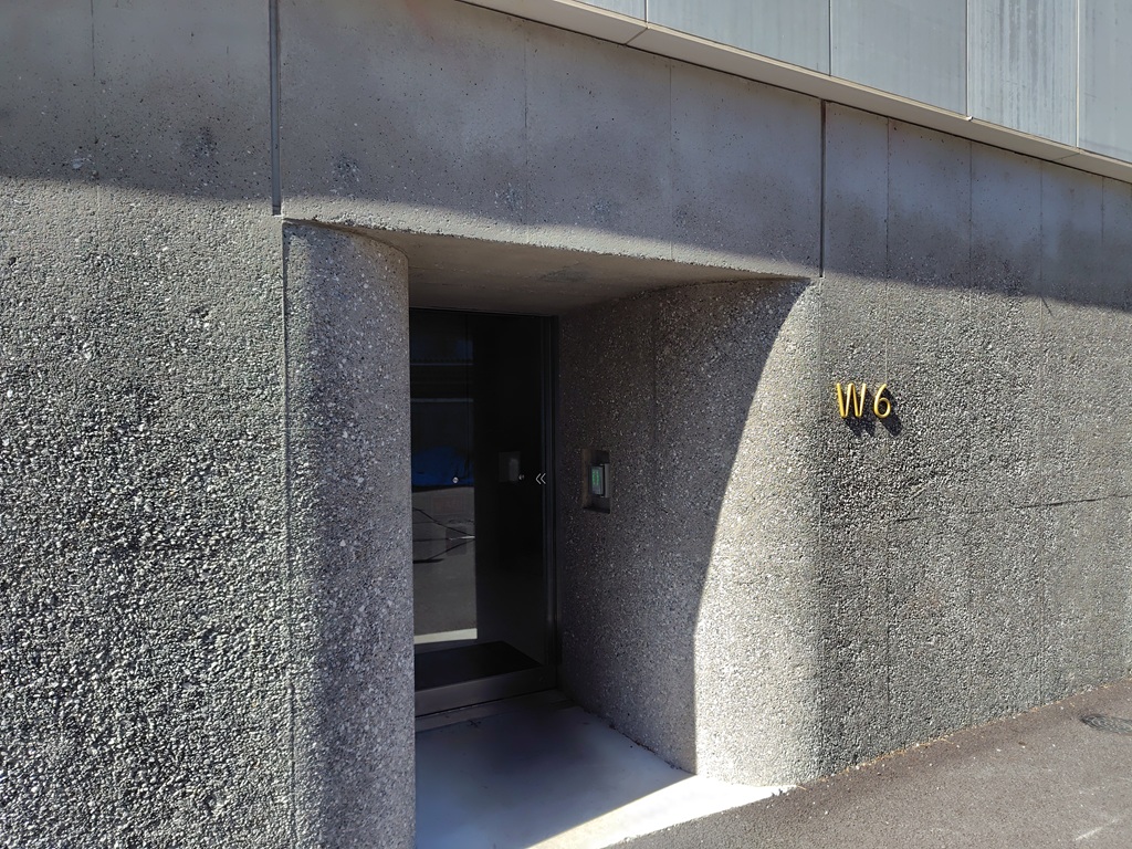 西6号館の入口